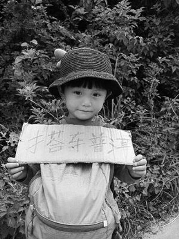 中国最小的背包客，年仅4岁的江西上饶小女孩备受关注。