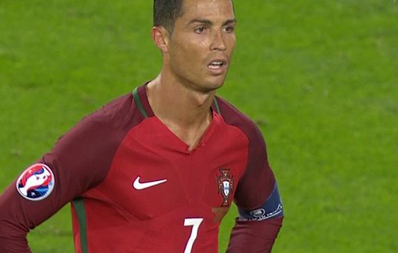 gif-全场遭遇严密盯防 C罗球衣领口被扯烂_2016欧洲杯_新浪竞技风暴_新浪网