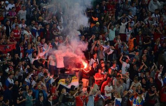 俄罗斯球迷在看台放焰火