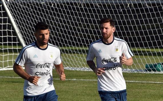 梅西跟阿圭罗留胡子，期待能为阿根廷带来好运