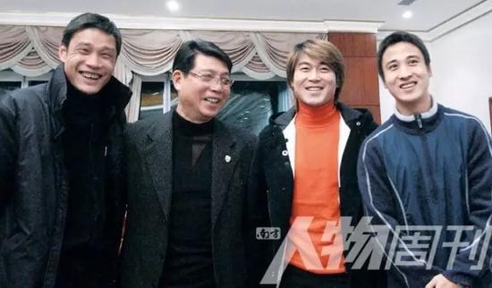 2003年12月10日,上海申花俱乐部举行10年庆贺,徐根宝 (左二) 与旧将范志毅 (左一) 申思 (右二) 和祁宏 (右一) 在一起。申思和祁宏因涉及假球在2012年被判刑