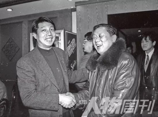 1995年2月10日,浦东足球俱乐部成立,徐根宝 (左) 祝贺王后军。徐根宝说:申花俱乐部成立时王后军来祝贺我,所以,今天我也要来祝贺王指导