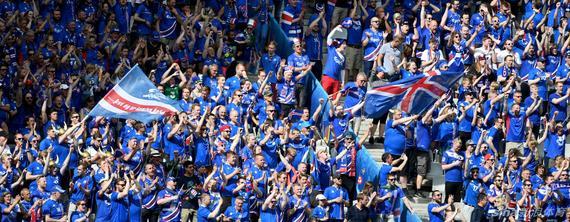 冰岛球迷庆祝他们的欧洲杯首胜