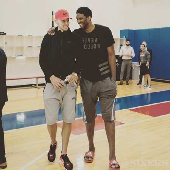 状元和恩比德高中就相识 看图!他俩在谈蕾哈娜