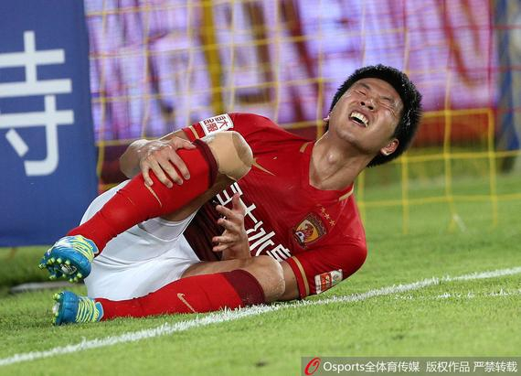 金英权受伤令人揪心