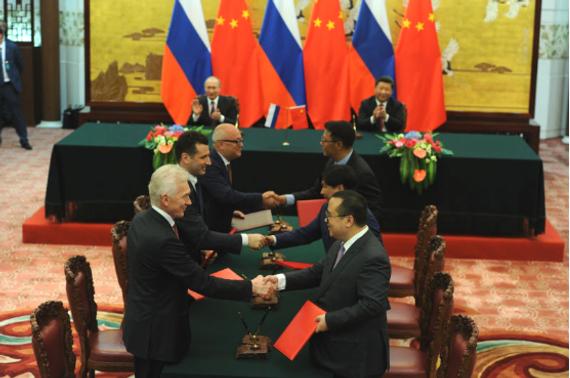 在中俄两国元首见证下，北京昆仑鸿星冰球俱乐部签署加入大陆冰球联赛协议