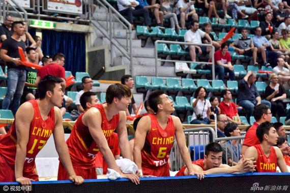 中国男篮替补席紧张关注着场上局势