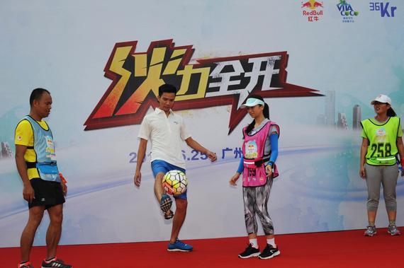 前恒大足球队队长冯俊彦（左二）与选手互动