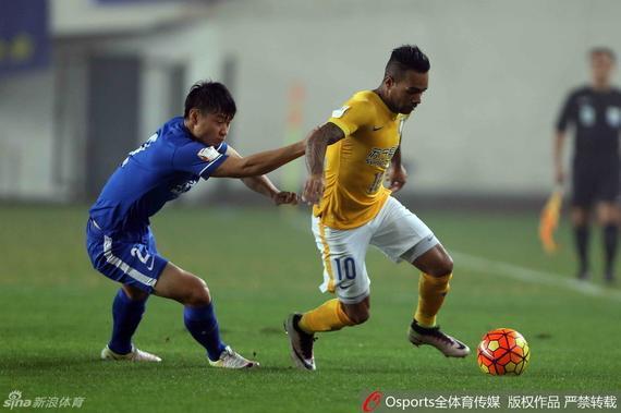 新浪体育讯 北京时间6月28日晚19点35分,2016年中国足协杯16进8赛事在上海金山体育场开始一场较量,由本季中甲暂列第14名的上海申鑫迎战中超目前第三位的江苏苏宁。上半场江苏苏宁场面上略占优势,但有两次有效进攻被误吹越位。拉米雷斯因在越位被吹后继续射门吃到黄牌。上半场双方0比0战平。 今天上海普降大到暴雨,虽然比赛之时金山基本雨停,但整个球场雨气蒙蒙。虽然两队都派全了三外援,但首发国内选手多为联赛替补。第6分钟申鑫新面孔谭福成飞铲杨笑天吃到黄牌,李昂任意球开入禁区,拉米雷斯中路飞身头球攻门