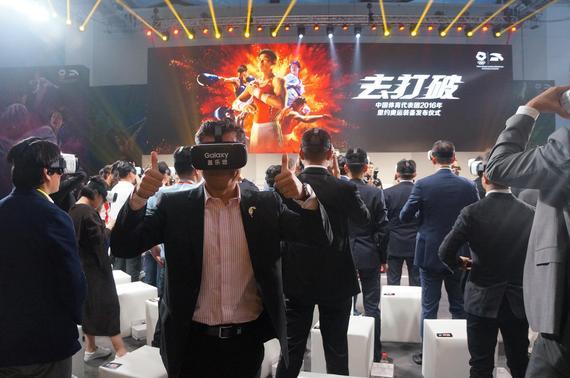 魏江雷体验VR眼镜