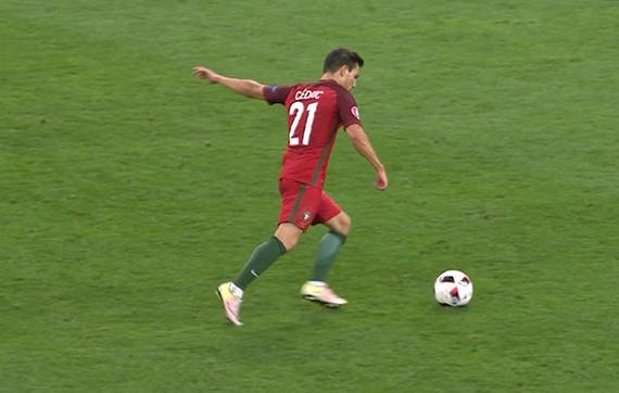 gif-塞德里克30米远射穿云箭 滑门而过惊出冷汗_2016欧洲杯_新浪竞技风暴_新浪网