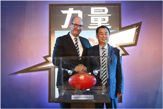 阿德莱德港澳式橄榄球俱乐部总裁柯旭（左）与上海中房置业股份有限公司总经理桂国杰（右）共同庆祝阿德莱德港澳式橄榄球俱乐部中国开幕会