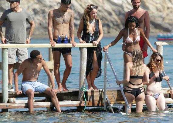 阿利被多名比基尼女郎环绕