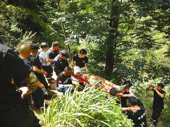 男子穿凉鞋登山坠崖 