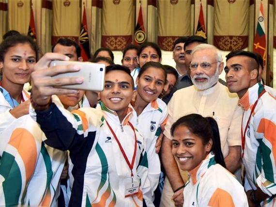 印度运动员与总理莫迪合影