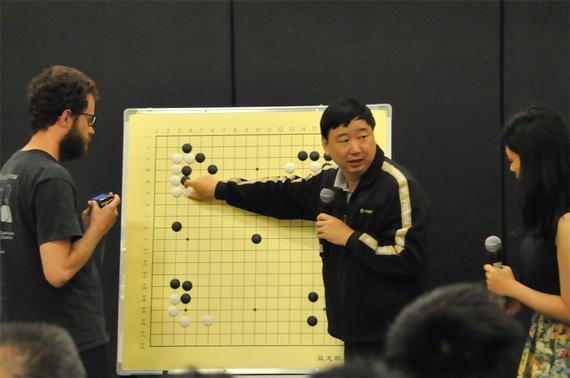 俞斌为大学生棋手复盘