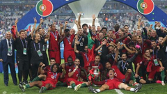 欧洲杯颁奖C罗高举奖杯