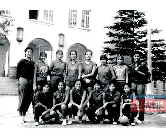 上世纪60年代的广西女排姑娘们（后排左一为教练王子淑，后排左五为郝维谅）。