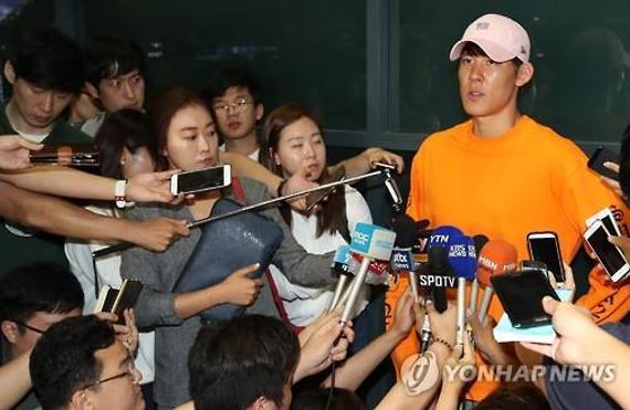 朴泰桓在机场接受媒体采访（图片来源：韩联社）