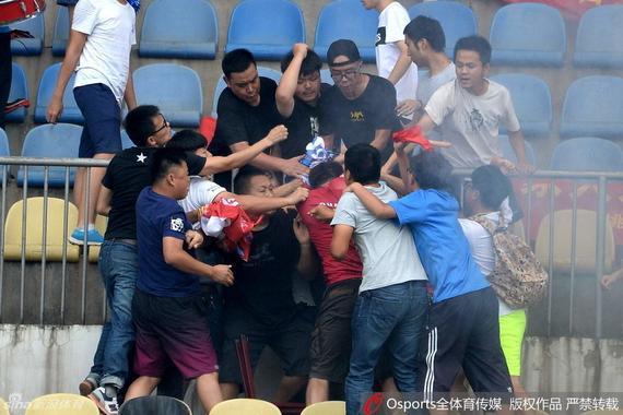 天津球迷头部受重伤：现场没有安保阻止暴力