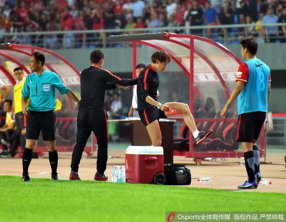 Liao foot ta expelled nu playing water bottles Exposure because of the spray trash talking to him