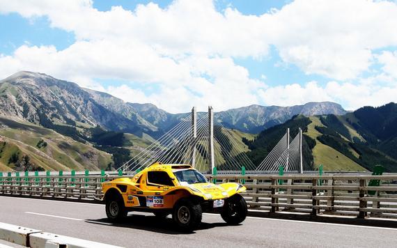 中国车手韩魏驾驶赛车驶过著名的果子沟大桥。摄影：库尔班
