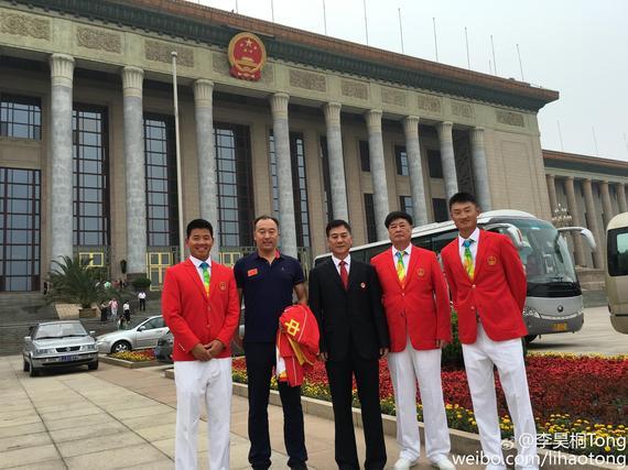 吴阿顺、李昊桐及家人与小球中心领导在人民大会堂前合影