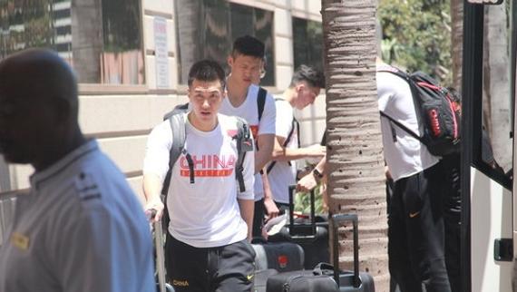 中国男篮抵达美国
