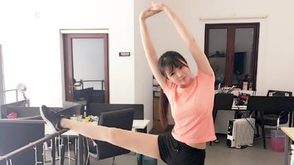 美女coser秀跑步装扮