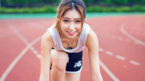 学生妹拍跑步写真