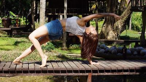 女星演绎高难度瑜伽