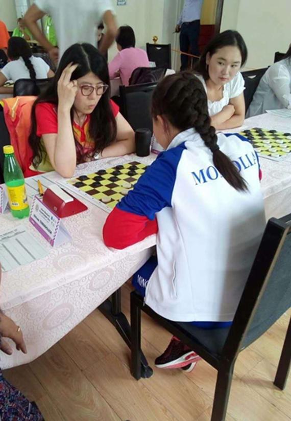 我国棋手刘沛在比赛中