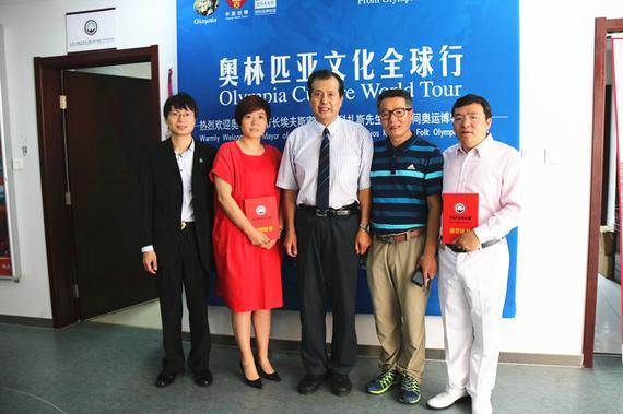 文化奥运倡导人王芳女士与著名文化学者冯成平先生获民间奥运博物馆荣誉证书/图