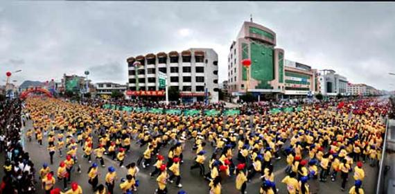 2016镇宁黄果树国际半程马拉松规模8500人，将于9月开跑。