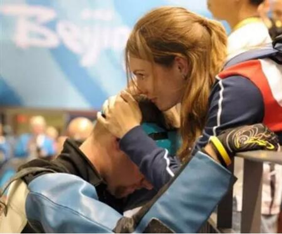 2008年北京奥运会上,马修埃蒙斯把头深埋在妻