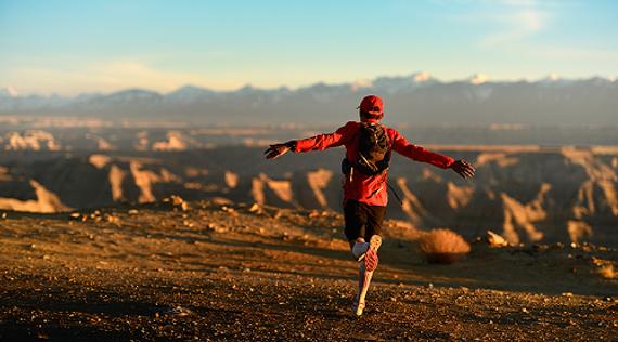 李大志48天跑步挑战2160公里川藏线，将翻越14座高山。