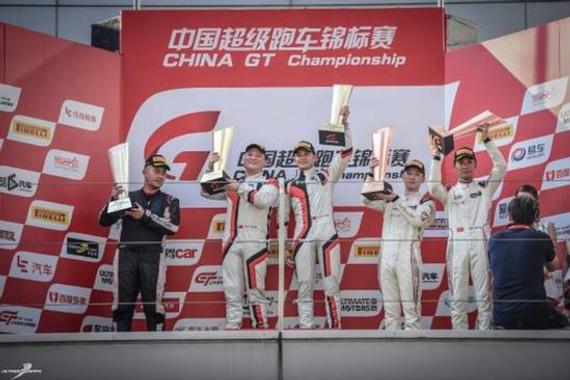 China GT中国超级跑车锦标赛上海站（第三回合）颁奖仪式，董荷斌举起胜利的奖杯。