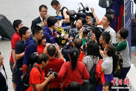 　　当地时间8月1日，中国女排抵达里约热内卢加利昂国际机场，中国女排主教练郎平接受媒体采访。中新社/中新网 记者 盛佳鹏 摄