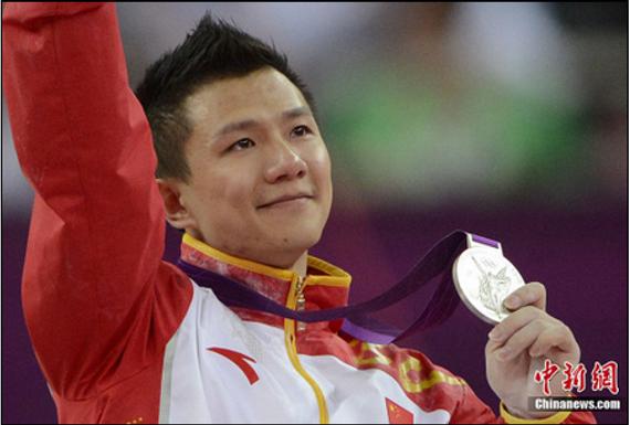 2012伦敦奥运会男子吊环决赛，“吊环王子”陈一冰夺得银牌。图为陈一冰含泪领奖。记者 廖攀 摄