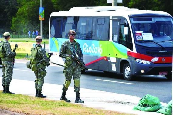 里约奥运大巴车附近警方持枪巡逻