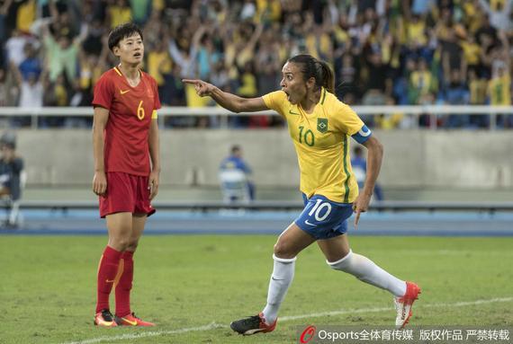 中国女足首战0-3完败巴西
