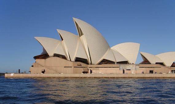 澳大利亚著名地标建筑悉尼歌剧院5日晚披上了代表澳大利亚队的绿黄色