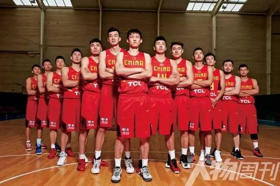 2016年5月4日，云南昆明，参加集训的中国男篮的部分队员合影。