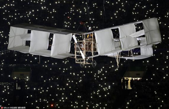 开幕式中，一架飞机在马拉卡纳体育场起飞。
