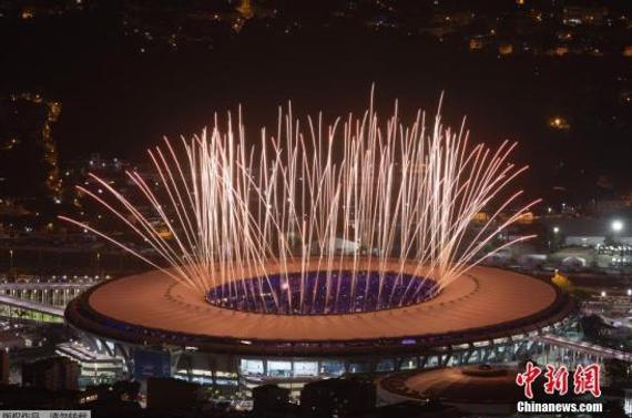 当地时间8月5日，2016里约奥运会开幕式在马拉卡纳体育场举行。开幕式现场上空烟花璀璨。