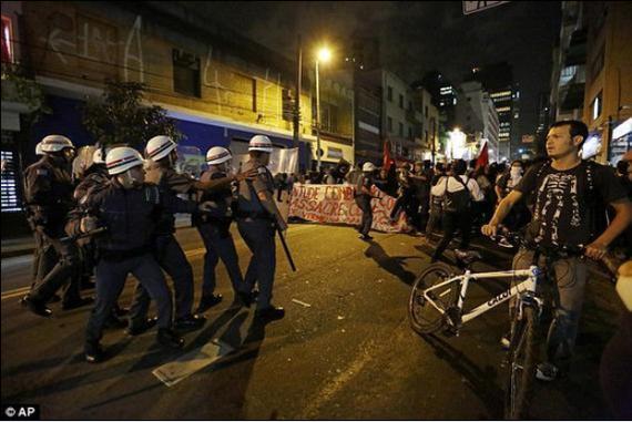 警察向游行示威者们发射催泪瓦斯