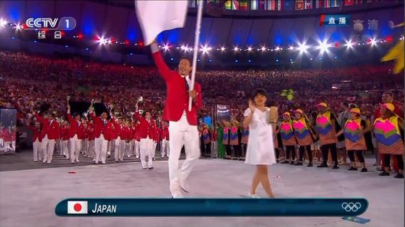 gif-日本奥运代表团入场 靓丽女运动员挥旗抢镜