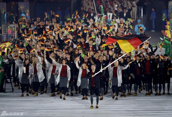 波尔举着德国国旗带领德国代表团入场