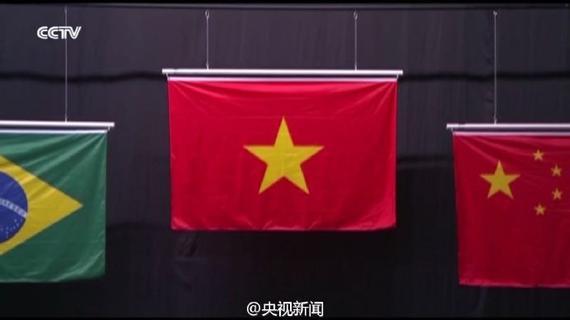 升旗仪式使用的中国国旗(右)