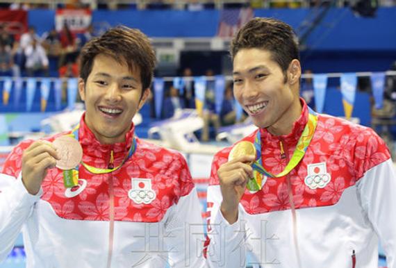 8月6日，日本选手萩野公介（右）获得里约奥运男子400米个人混合泳冠军，濑户大也获得铜牌。